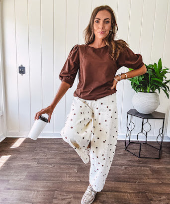 Medium Brown sweatshirt with round neck, 1/2 puff sleeves. Dress up or down.