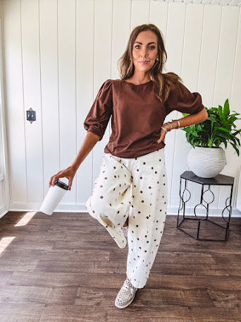 Medium Brown sweatshirt with round neck, 1/2 puff sleeves. Dress up or down.