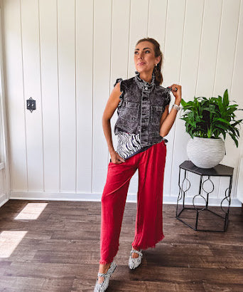 Linen and cotton blend flowy wide leg pants with elastic waist, pockets and frayed hem and pockets.