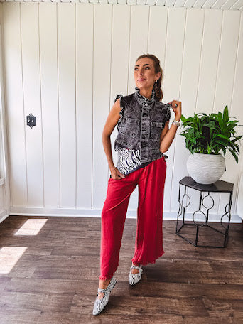 Linen and cotton blend flowy wide leg pants with elastic waist, pockets and frayed hem and pockets.