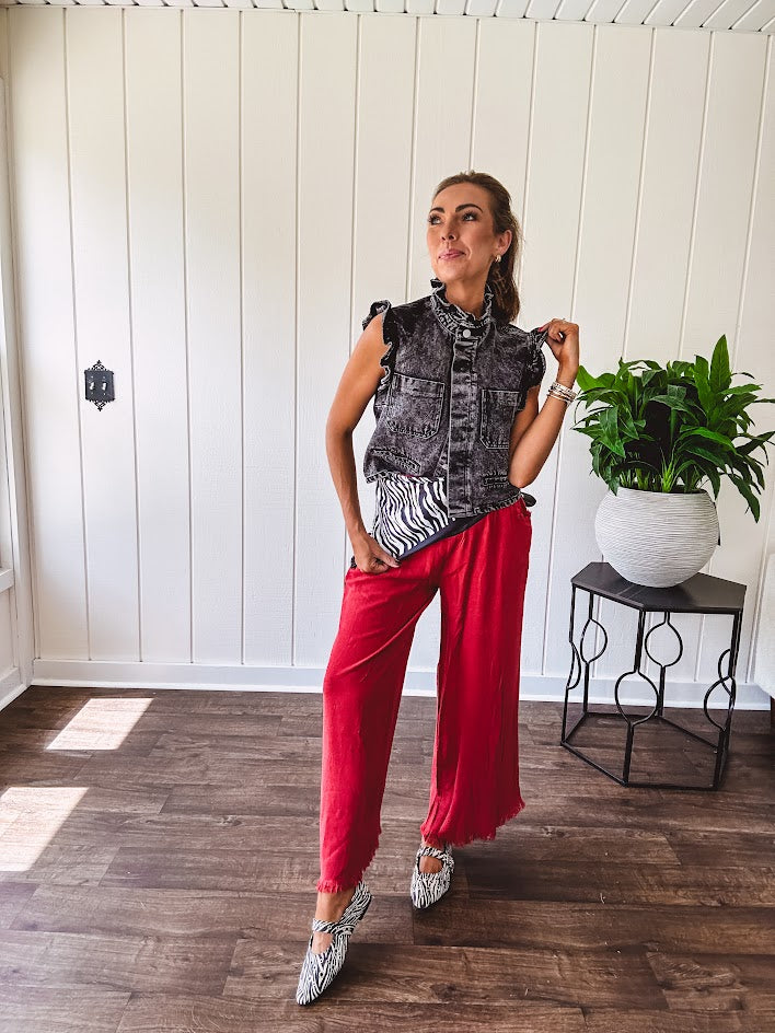 Linen and cotton blend flowy wide leg pants with elastic waist, pockets and frayed hem and pockets.