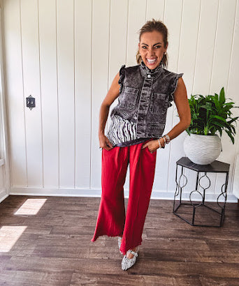 Linen and cotton blend flowy wide leg pants with elastic waist, pockets and frayed hem and pockets.