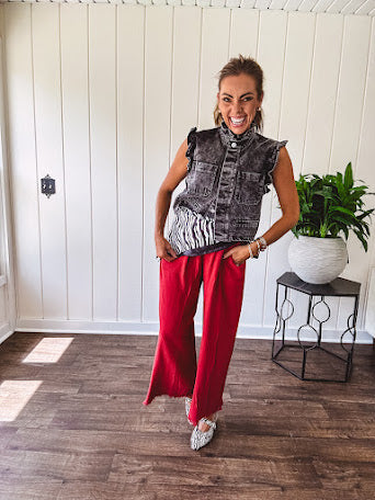 Linen and cotton blend flowy wide leg pants with elastic waist, pockets and frayed hem and pockets.