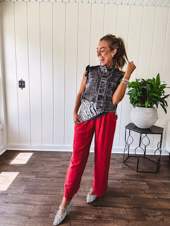 Linen and cotton blend flowy wide leg pants with elastic waist, pockets and frayed hem and pockets.