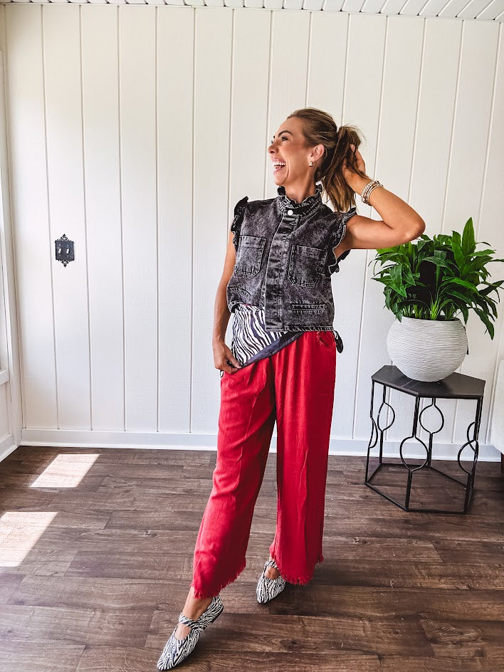 Linen and cotton blend flowy wide leg pants with elastic waist, pockets and frayed hem and pockets.