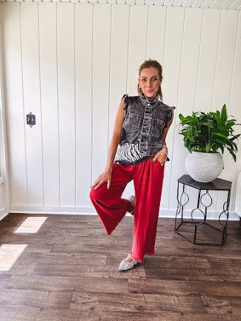Linen and cotton blend flowy wide leg pants with elastic waist, pockets and frayed hem and pockets.