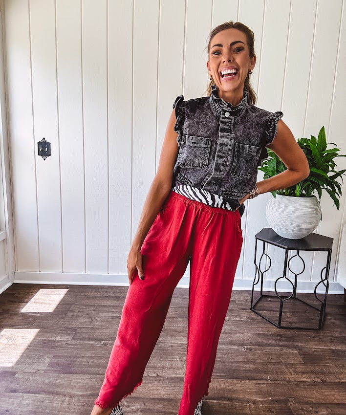 Linen and cotton blend flowy wide leg pants with elastic waist, pockets and frayed hem and pockets.