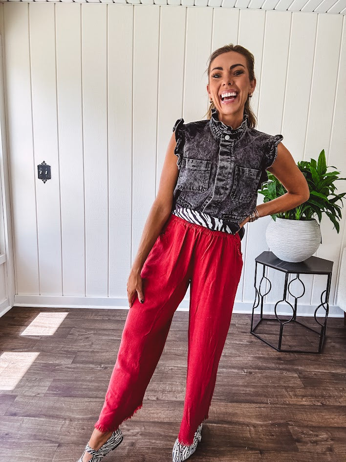 Linen and cotton blend flowy wide leg pants with elastic waist, pockets and frayed hem and pockets.