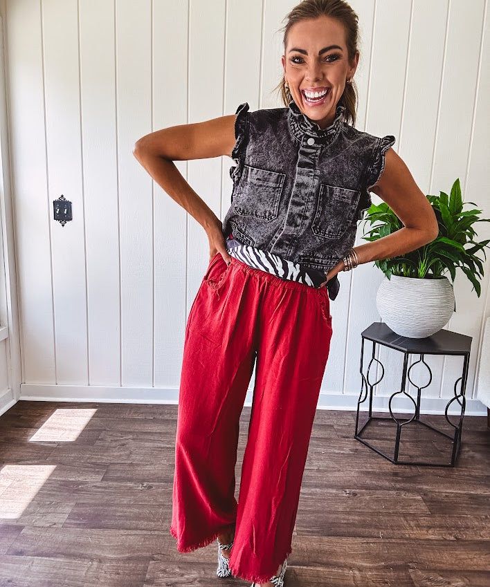 Linen and cotton blend flowy wide leg pants with elastic waist, pockets and frayed hem and pockets.