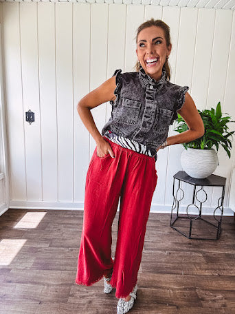 Linen and cotton blend flowy wide leg pants with elastic waist, pockets and frayed hem and pockets.