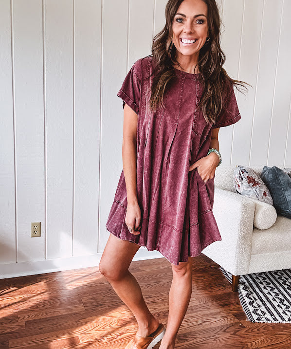 Washed wine mini dress with relaxed, pleated design and pockets, short sleeves.