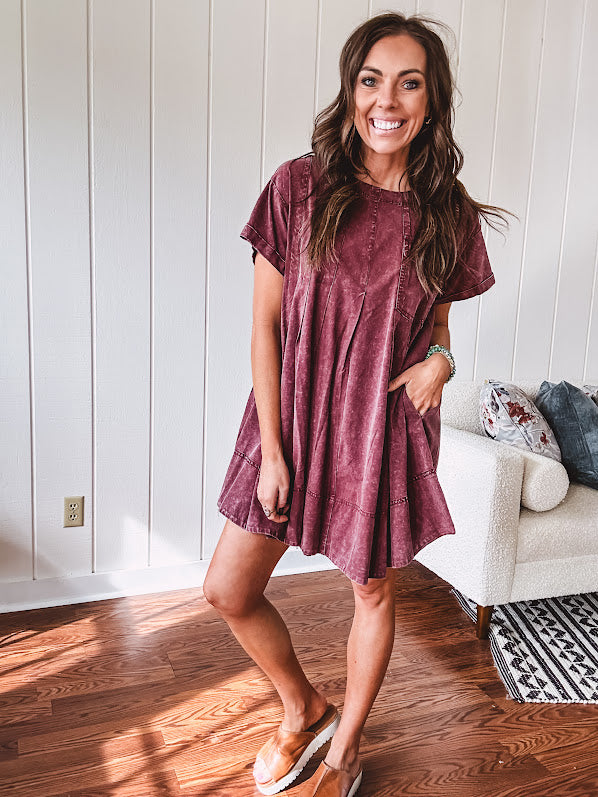 Washed wine mini dress with relaxed, pleated design and pockets, short sleeves.
