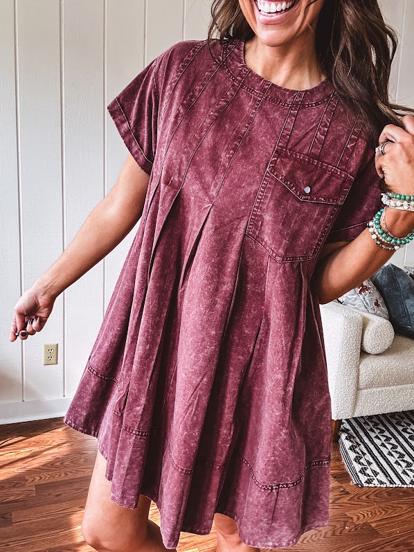 Washed wine mini dress with relaxed, pleated design and pockets, short sleeves.