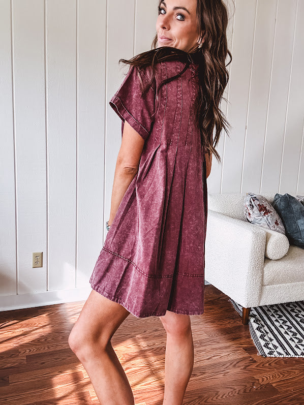 Washed wine mini dress with relaxed, pleated design and pockets, short sleeves.