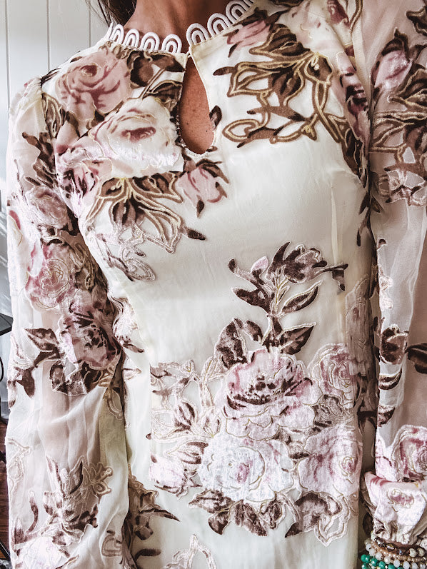 Mini dress in ivory with vintage floral design, fully lined, sheet long sleeves, lace detail at the eyelet neckline and collar and hem. Zip up back.