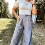 Round neck short sleeved knit top.