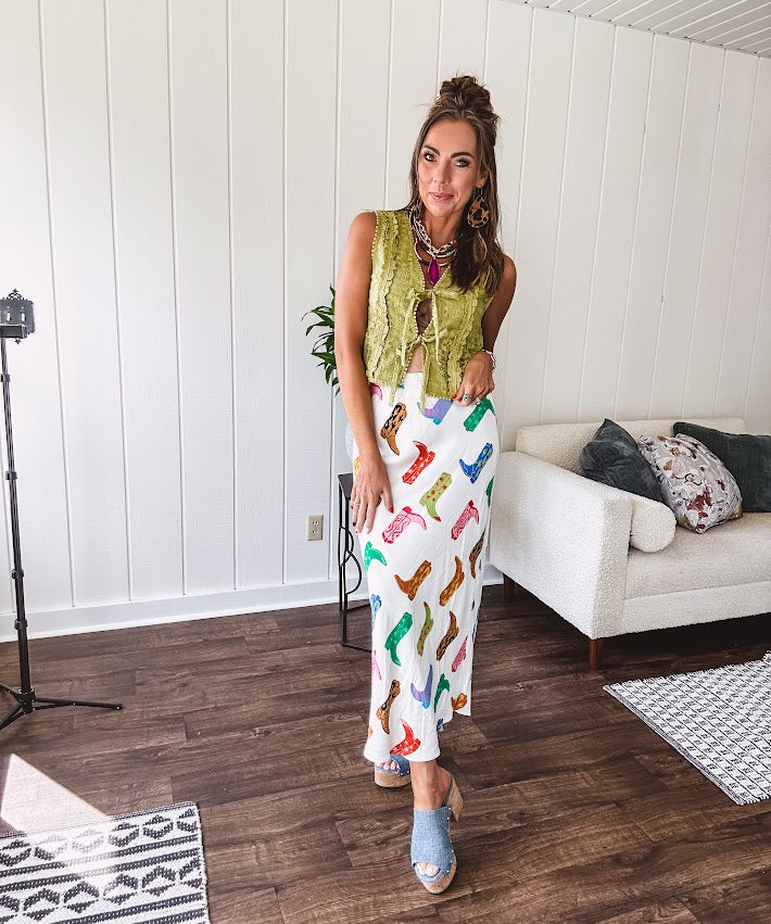 A western-inspired bias midi skirt that brings playful attitude to every outfit. Featuring a bold cowboy boot print on a creamy background, it's designed for effortless movement with a comfortable wide-band elastic waist and full lining