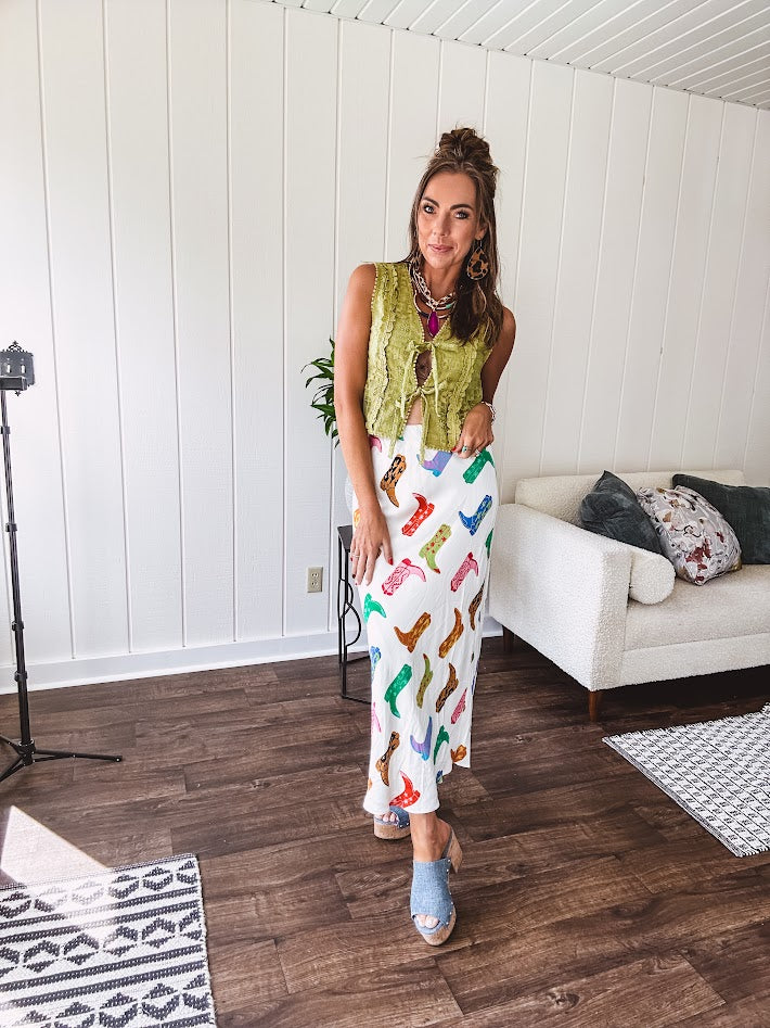 A western-inspired bias midi skirt that brings playful attitude to every outfit. Featuring a bold cowboy boot print on a creamy background, it's designed for effortless movement with a comfortable wide-band elastic waist and full lining