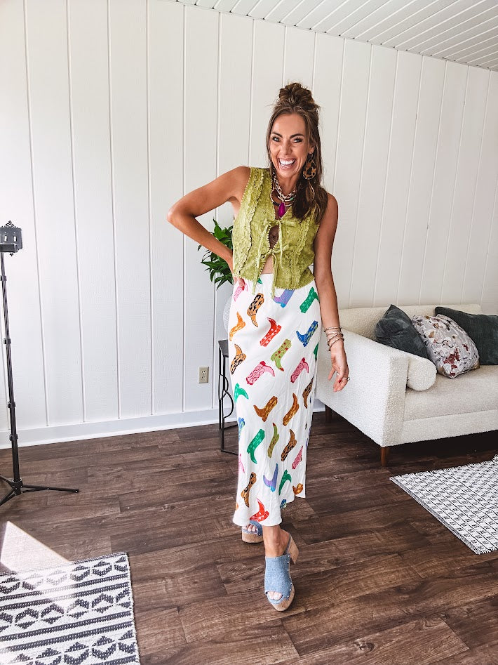 A western-inspired bias midi skirt that brings playful attitude to every outfit. Featuring a bold cowboy boot print on a creamy background, it's designed for effortless movement with a comfortable wide-band elastic waist and full lining