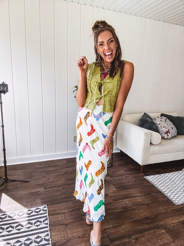A western-inspired bias midi skirt that brings playful attitude to every outfit. Featuring a bold cowboy boot print on a creamy background, it's designed for effortless movement with a comfortable wide-band elastic waist and full lining
