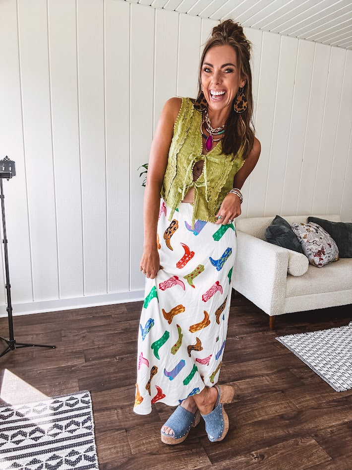 A western-inspired bias midi skirt that brings playful attitude to every outfit. Featuring a bold cowboy boot print on a creamy background, it's designed for effortless movement with a comfortable wide-band elastic waist and full lining
