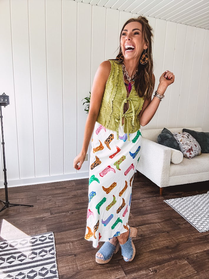 A western-inspired bias midi skirt that brings playful attitude to every outfit. Featuring a bold cowboy boot print on a creamy background, it's designed for effortless movement with a comfortable wide-band elastic waist and full lining
